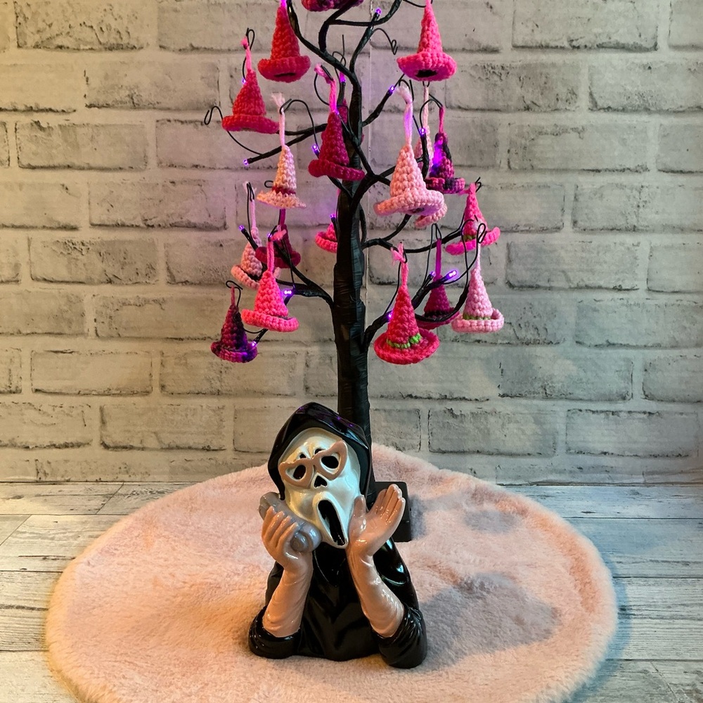 Halloween Resin Pink Screaming Face Ghost on Phone
